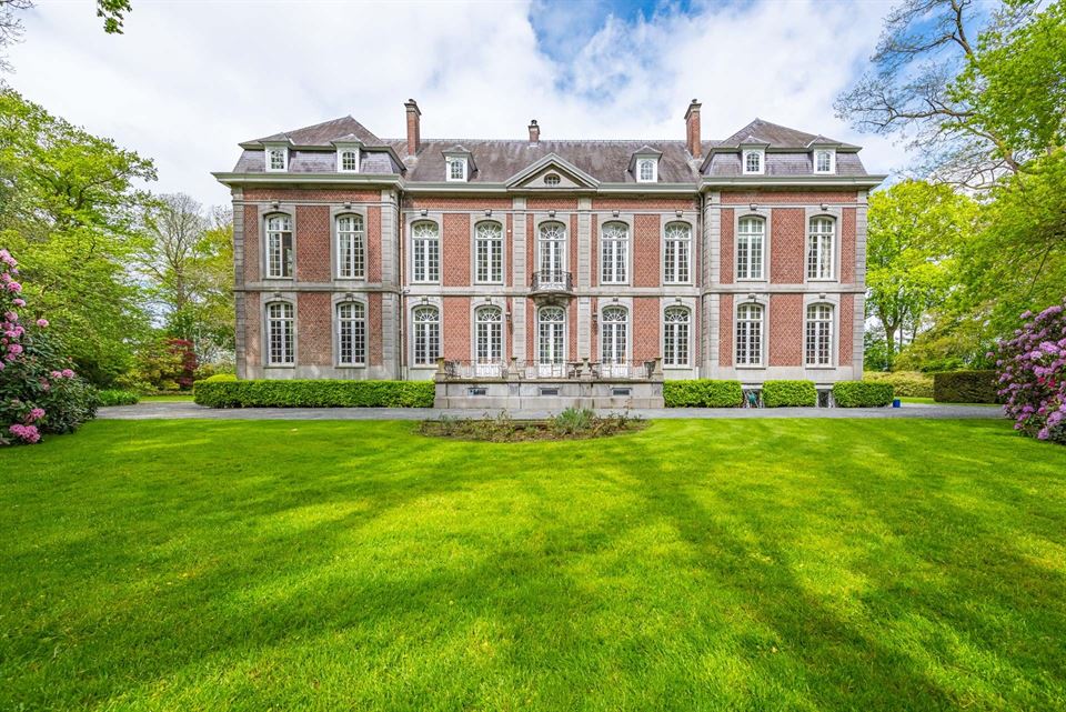 Château de style Louis XVI idéalement situé